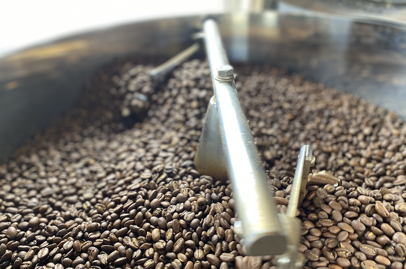 コーヒー豆を挽いている画像